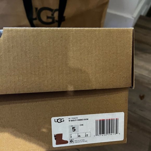 Ugg Bailey Ribbed Bow Boots - Kids size 5 - Picture 2 of 6